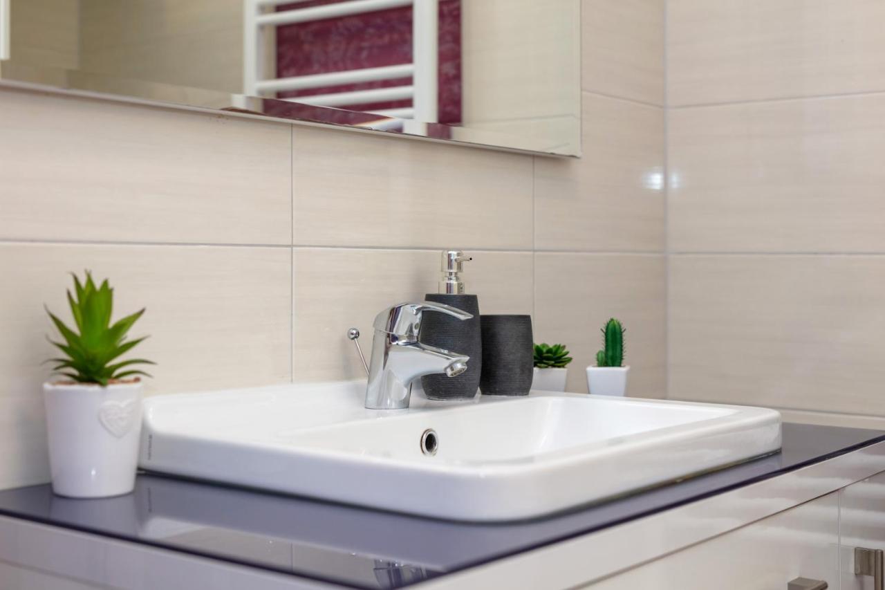 Apartments Tanita โปดสตรานา ภายนอก รูปภาพ