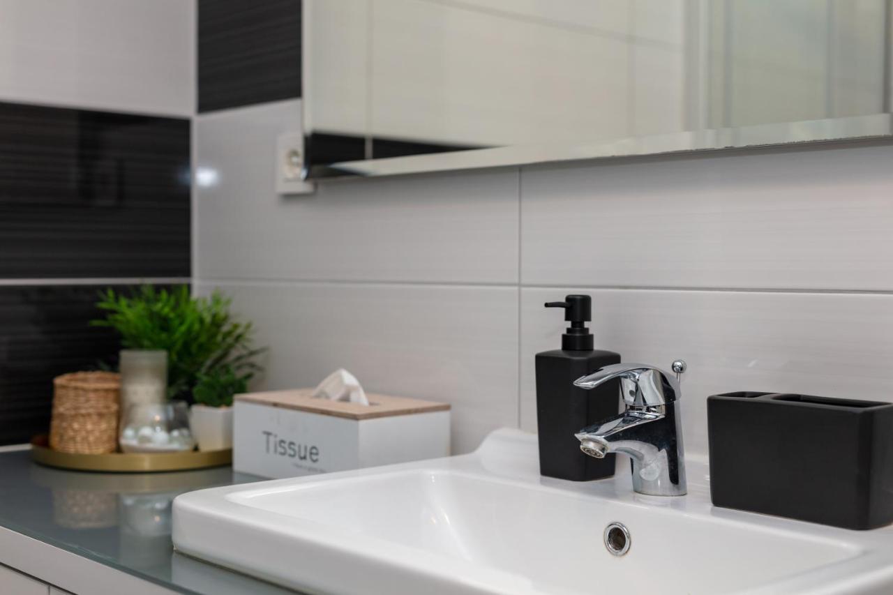 Apartments Tanita โปดสตรานา ภายนอก รูปภาพ